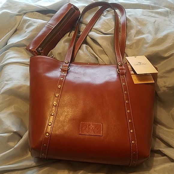Borsa in pelle Patricia Nash in English mums, motivi floreali scuri con Borsa in pelle Patricia Nash in English mums, motivi floreali scuri con